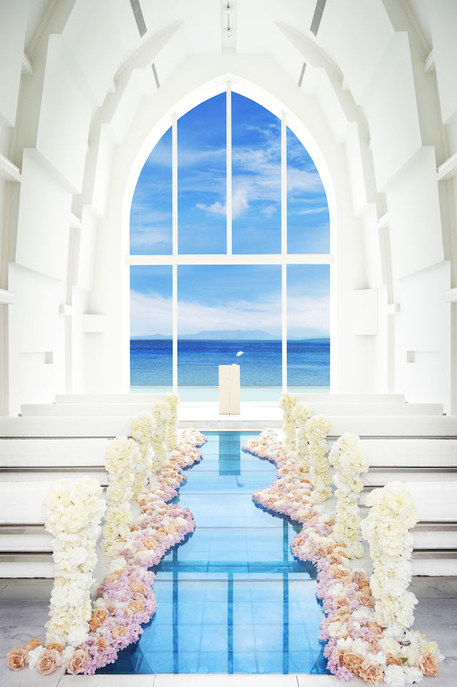 バージンロードに感動 恩納村の アールイズ スイート 海の教会 の素敵な結婚式 口コミ多数 Ainowa沖縄リゾートウェディング
