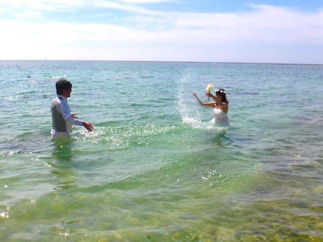 憧れの沖縄の海の中でフォトウェディング