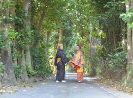 花嫁たちに人気急上昇！琉装に欠かせないアイテムって？