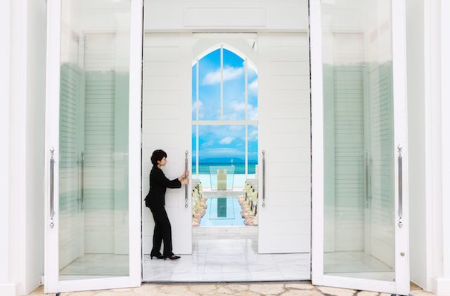 琉球ガラスのバージンロードと美ら海に魅せられる『アールイズ・スイート～海の教会』