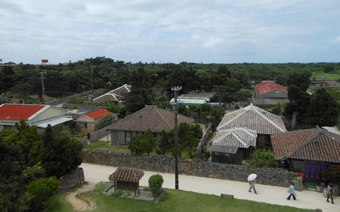 竹富島の市街を散策