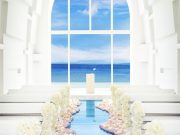 バージンロードに感動！恩納村の『アールイズ・スイート ～海の教会～』の素敵な結婚式（口コミ多数）