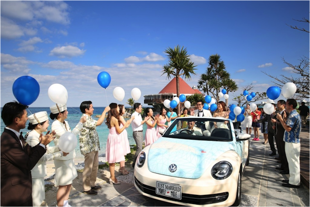 【沖縄ウェディング情報】沖縄には、ビーチパレードのスペシャルセレモニーがあるって知ってた？
