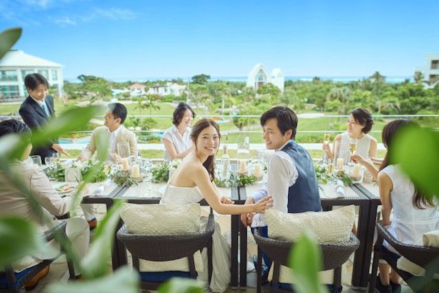 石垣島で結婚パーティーはできる？クルデスールチャペルならテラスパーティが可能です