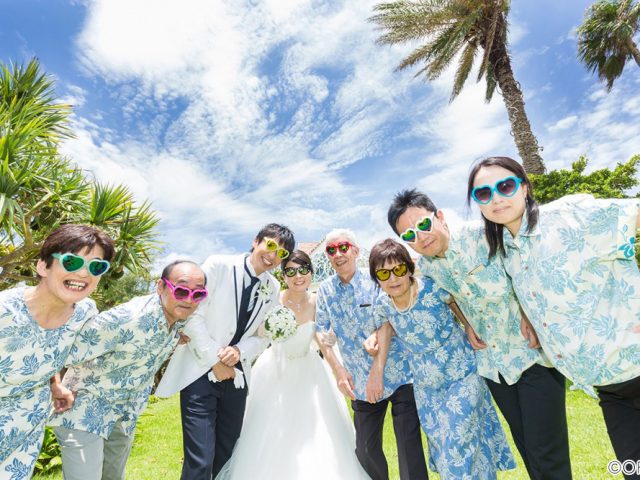 沖縄の「かりゆしウェア」 ってどんな服？歴史や特徴、結婚式での着こなし方を紹介
