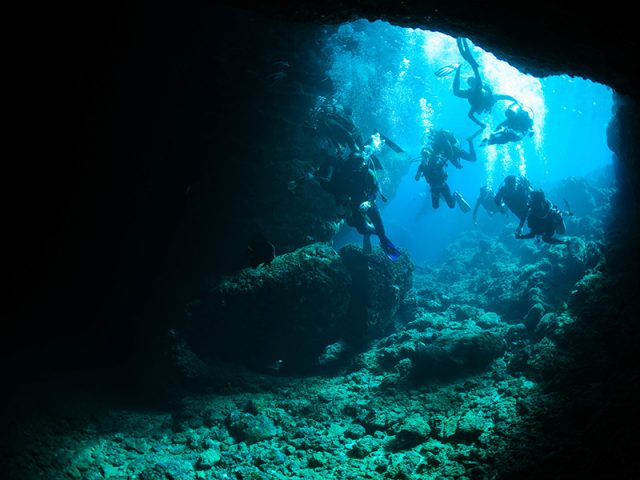 沖縄結婚式の後はマリンアクティビティ！青の洞窟体験の魅力とは？