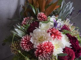 ダリアの花言葉に似合う色別ブーケイメージ4選*最高の沖縄ウェディングに