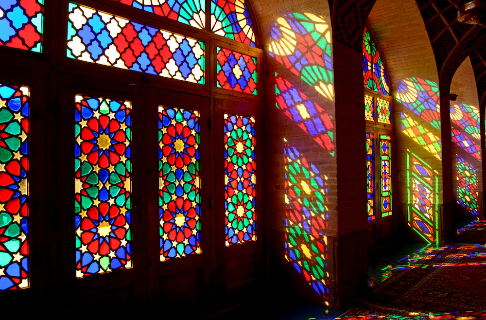 ステンドグラスのあるチャペルで＊沖縄フォトウェディングプランを厳選