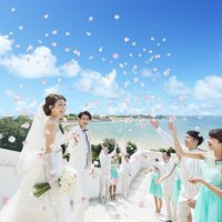 煌めく海を背景にフラワーシャワー